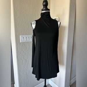 Women’s cold shoulder tunic top size small